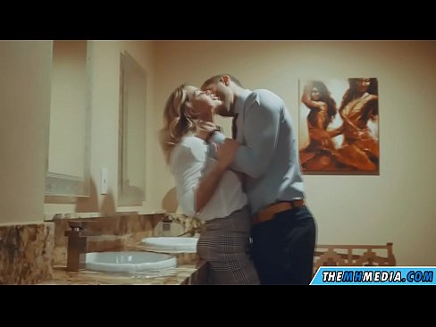 ❤️ Ko'krakli sarg'ish sizni jamoat hojatxonasida yo'ldan ozdirganda ❤️ Super seks bizda uz.watchhentai.ru ❤
